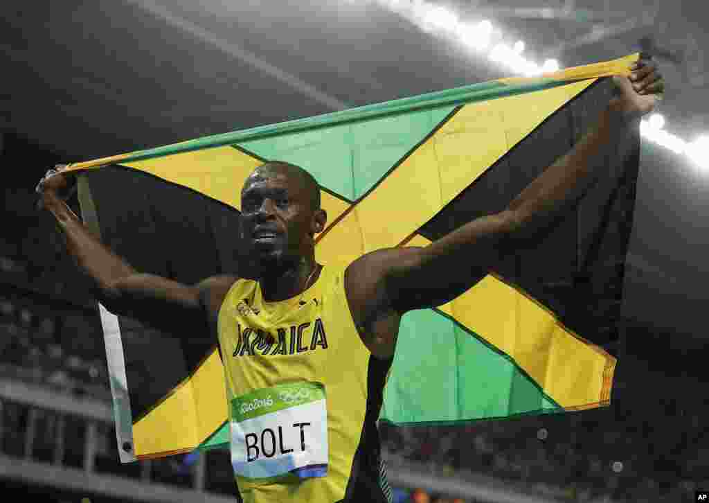 Usain Bolt brandit un drapeau de la Jamaïque après sa victoire en finale au 200 mètres messieurs lors Jeux Olympiques d&#39;été de 2016 au stade olympique de Rio de Janeiro, Brésil, 19 août 2016. &nbsp;