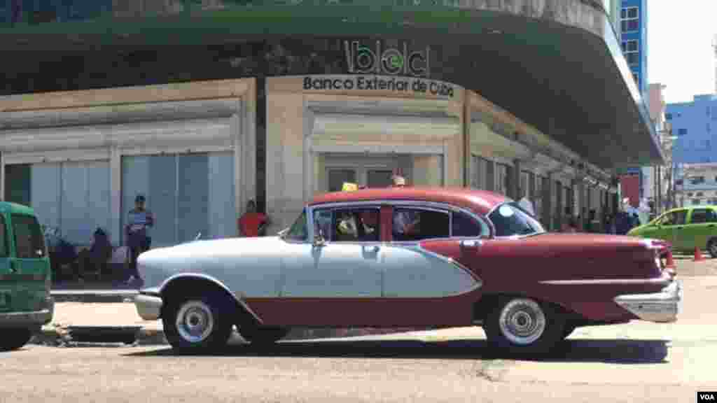 Cuba posiblemente posee la colección de autos antiguos más grande del mundo. Las calles de La Habana parecen haberse congelado en el tiempo,&nbsp; y muchos turistas aprovechan para disfrutar de estas maravillosas estampas del pasado. [Foto: Celia Mendoza, VOA]