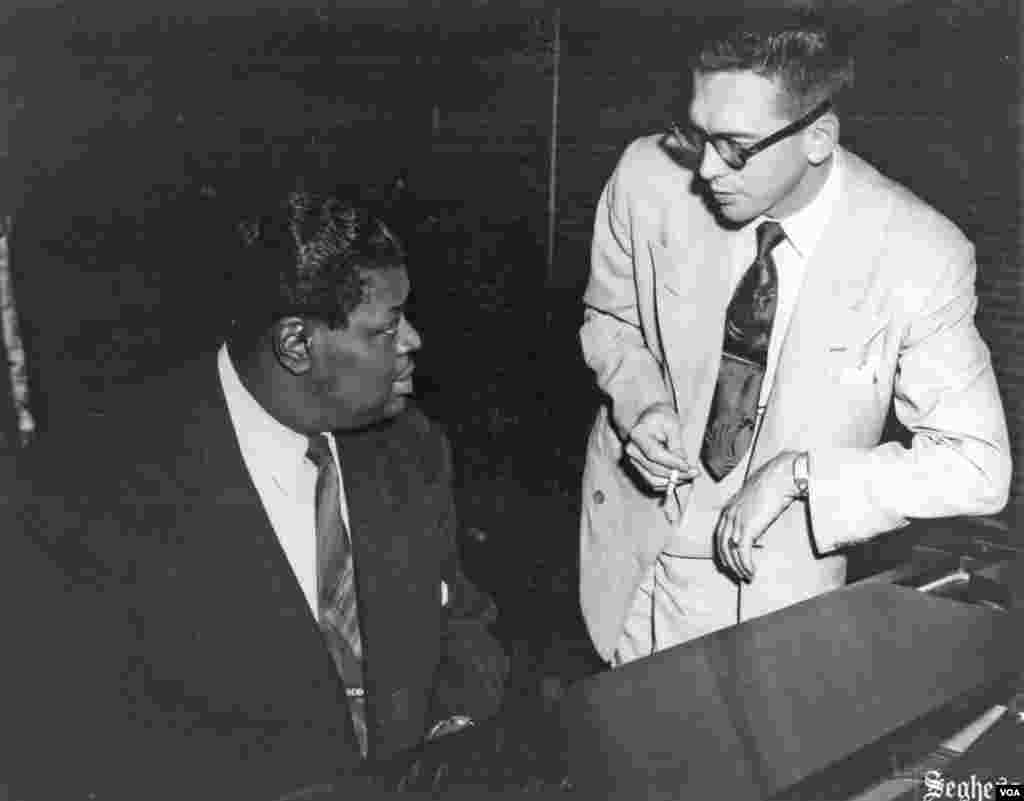 Willis Conover with pianist Oscar Peterson