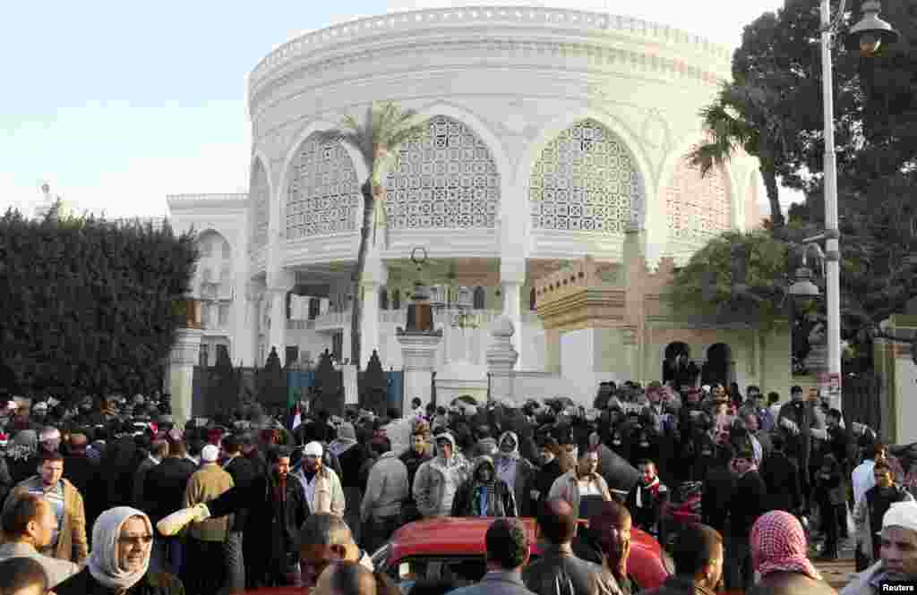 پولیس اور مرسی کے حامی صدارتی محل کے باہر کھڑے ہیں