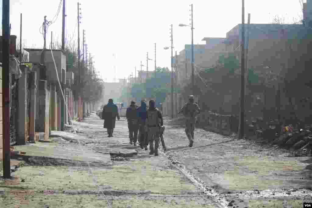 2017年1月23日，伊拉克士兵把三名年轻人带往他们在摩苏尔战区的一处临时基地，调查他们是不是参与了&ldquo;伊斯兰国&rdquo;的活动。（美国之音希瑟&middot;默多克拍摄） &nbsp;