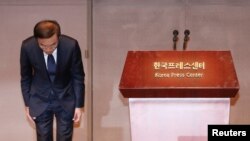 서울 중구 한국프레스센터에서 23일 열린 삼성전자-반올림 중재판정 이행합의 협약식에서 삼성전자 김기남 대표이사가 고개 숙여 사과하고 있다. 