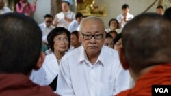 Lu Laysreng, a former official from Funcinpec Party, joined the commemoration ceremony held by the opposition party to mark the 20th anniversary of the coup in Phnom Penh, Cambodia, July 06, 2017. (Hean Socheata/VOA Khmer) 