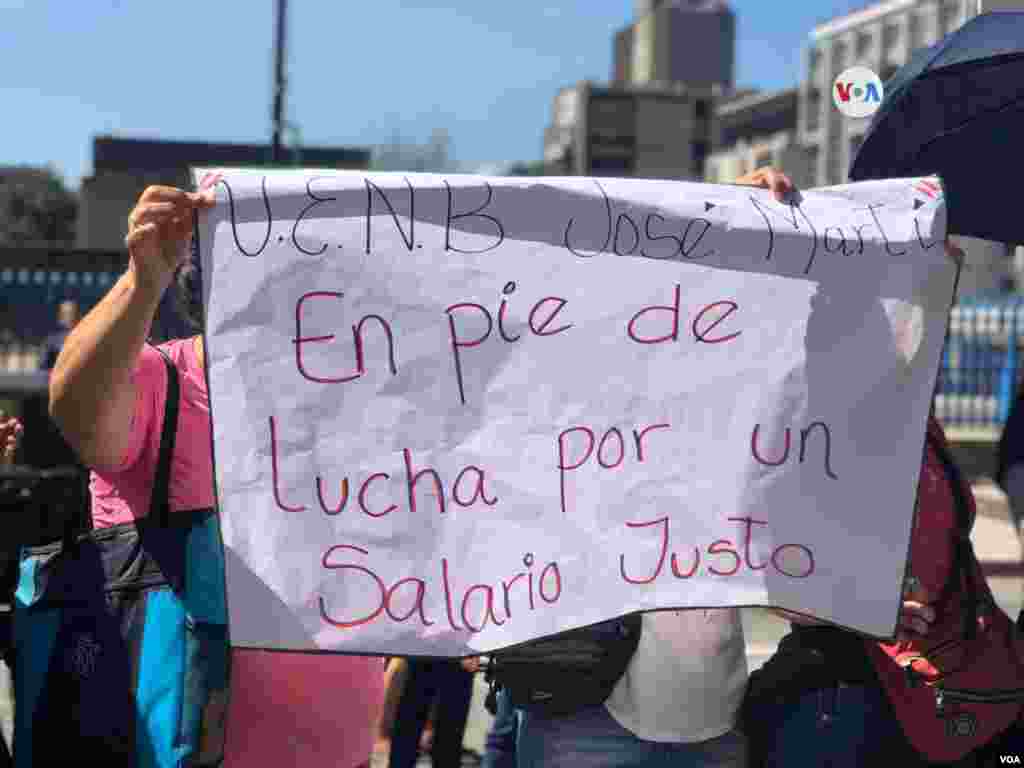 El presidente de la Asociación de Profesores Universitarios de la Universidad Central Venezuela, Víctor Márquez, anunció el lunes en una conferencia de prensa que su gremio también se unía al paro. 