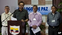 FILE - Jairo Martinez, right, is pictured with fellow FARC negotiators Ruben Zamora, left; Ivan Marquez, at lectern; and Yuri Camargo at a news conference in Havana, March 30, 2014.