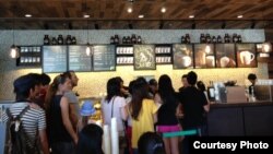 Cửa hàng Starbucks đầu tiên ở Việt Nam (Ảnh: Lan Vi)