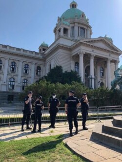 Protest građana ispred Doma Narodne skupštine Republike Srbije, u vreme prve konstitutivne sednice novog saziva parlamenta, u Beogradu, 3. avgusta 2020. (Foto: Jovana Đurović, VoA)