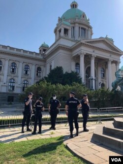 Protest građana ispred Doma Narodne skupštine Republike Srbije, u vreme prve konstitutivne sednice novog saziva parlamenta, u Beogradu, 3. avgusta 2020. (Foto: Jovana Đurović, VoA)