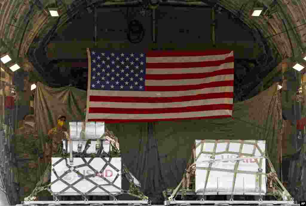 عکسی از بخشی از کمک ایالات متحده به روسیه برای مقابله با کرونا. سربازان آمریکایی در حال بار زدن محموله در یک هواپیمای باری آمریکا هستند. قرار است این محموله به به ارزش ۵.۶ میلیون دلار به مسکو ارسال شود.&nbsp;