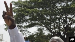 ປະທານາທິບໍດີ Laurent Gbagbo ສະແດງສັນຍານ ສັນຕິພາບຕໍ່ປະຊາຊົນ ໃນນະຄອນຫລວງ Abidjan ວັນທີ 26 ພະຈິກ 2010.