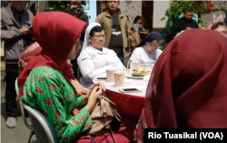 Dalam resepsi ini, tamu umat Muslim, Kristiani, Katolik, Hindu, Buddha, Khong Hu Cu, dan kelompok penghayat, duduk secara acak dalam meja-meja bundar, di Bandung, Jawa Barat, Selasa, 25 Desember 2018 (Foto: Rio Tuasikal/VOA)
