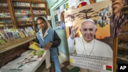 Seorang suster sedang melihat-lihat barang bergambar Paus di Antananarivo, Madagaskar, Selasa, 2 September 2019. 