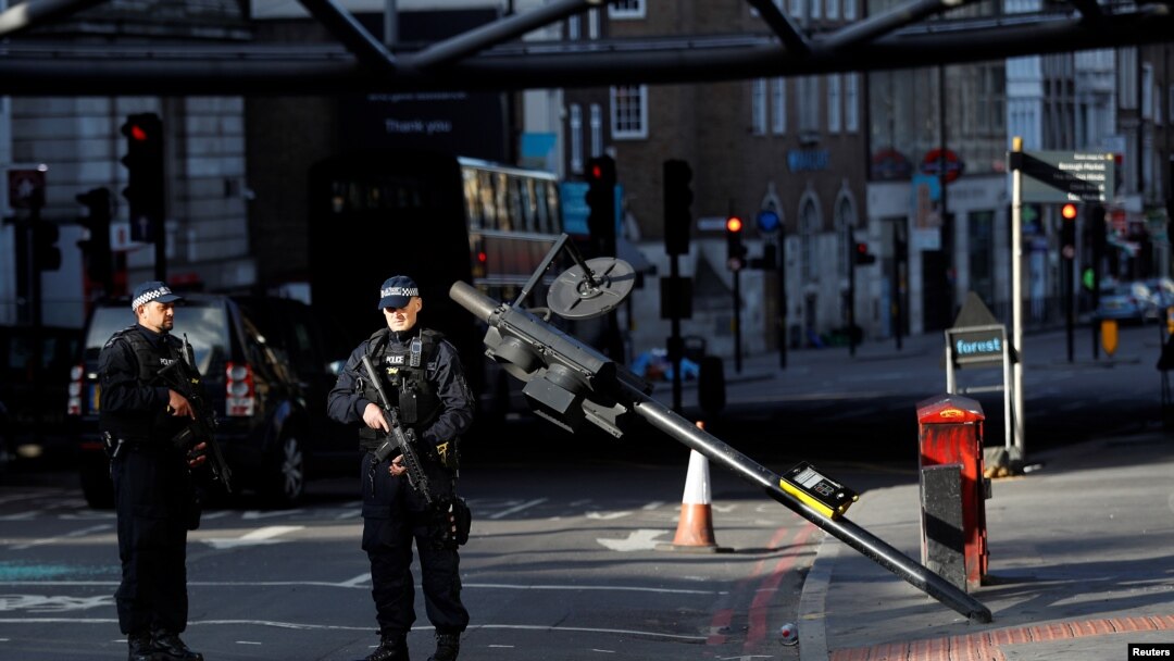 Naoružani policajci stoje u blizini Borou marketa u Londonu