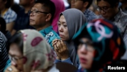 Seorang perempuan keluarga korban kecelakaan Lion Air JT610 tampak berdoa saat berlangsung konferensi pers di sebuah hotel di Jakarta, 5 November 2018. 