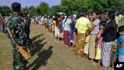 Burmese citizens line up for food at the Border Patrol Police base in Thailand's Mae Sot town following fighting between Myanmar soldiers and ethnic Karen fighters, 08 Nov. 2010.