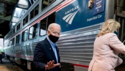 Demokratski kandidat Džo Bajden sa suprugom Džil ukrcava se u Amtrakov voz u Pensilvaniji, 30. septembra 2020.