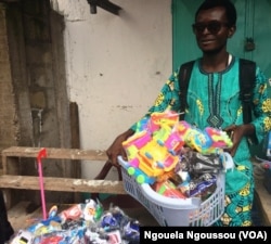 Charlen Kinouani préparant les colis pour le Pool, au Congo-Brazzavile, le 22 décembre 2017. (VOA/Ngouela Ngoussou)