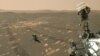 Wahana penjelajah Mars milik NASA tampak dengan helikopter Ingenuity, 6 April 2021. Foto diabadikan dengan kamera WASTON pada lengan robotik yang terpasang di wahana, pada hari ke-46 Mars. 