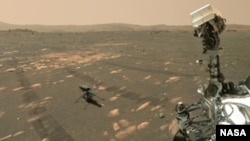 Wahana penjelajah Mars milik NASA tampak dengan helikopter Ingenuity, 6 April 2021. Foto diabadikan dengan kamera WASTON pada lengan robotik yang terpasang di wahana, pada hari ke-46 Mars. 