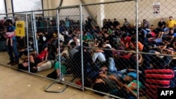 ARCHIVO -Familias de inmigrantes en un centro de detención de Chicago, Estados Unidos, el 30 de junio de 2018. Nuevas reglas de asilo anunciadas por el gobierno de EE.UU. preocupan a ONG que ayuda a inmigrantes en este país.