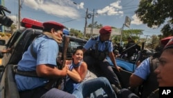 Arrestation de manifestants par la police à Managua, au Nicaragua, le 16 mars 2019
