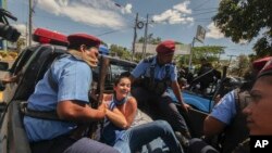 Arrestation de manifestants par la police à Managua, au Nicaragua, le 16 mars 2019