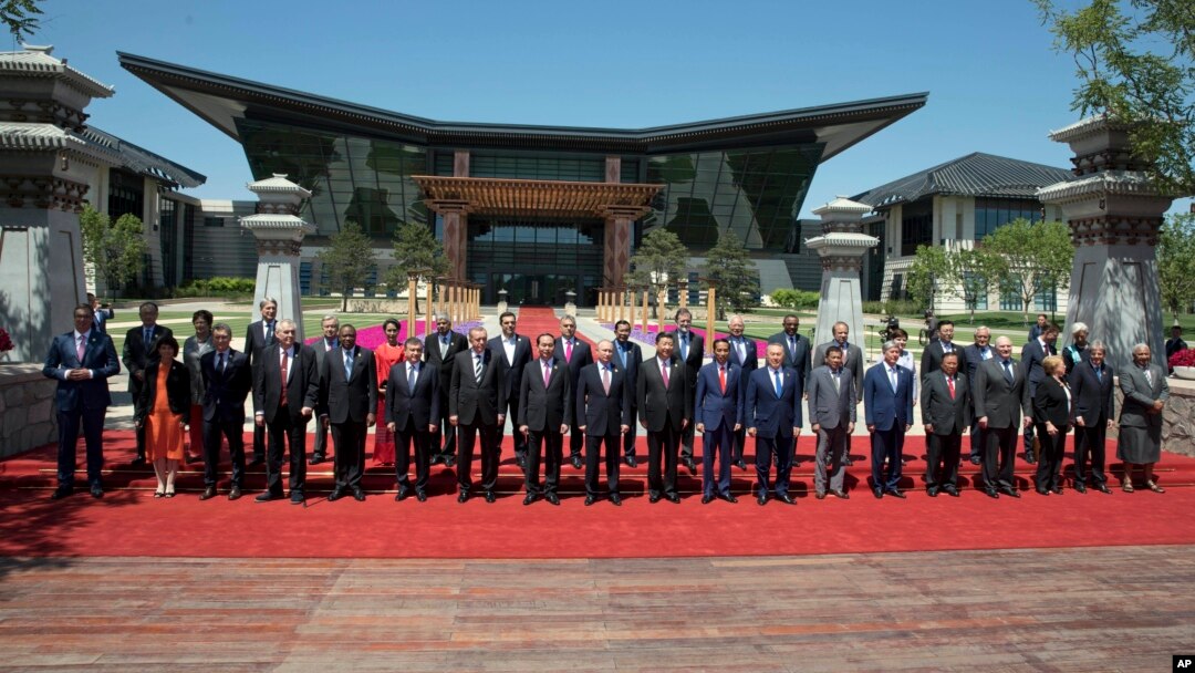 在北京雁栖湖国际会议中心,出席“一带一路”国际合作高峰论坛的各国领导人合影(2017年5月15日)