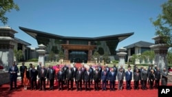 Lãnh đạo các nước tham gia diễn dàn Vành đai và Con đường ở Hồ Diên Kỳ, Bắc Kinh, ngày 15/5/2017.