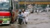 کراچی میں پیر کو ہونے والی بارش کے بعد ایک مرکزی سڑک برساتی پانی میں ڈوبی ہوئی ہے۔