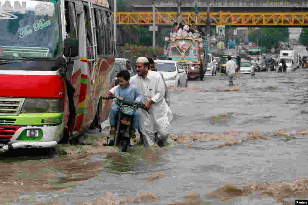 کراچی میں مون سون کی پہلی بارش ہی تباہ کن ثابت ہوئی اور 10 سے زائد افراد کی موت کا سبب بن گئی۔ شاہراہیں زیر آب آگئیں جس سے سڑکیں اور ذرائع آمد و رفت بھی بری طرح متاثر ہوا. جبکہ پانی گھروں میں بھی داخل ہوا. &nbsp; &nbsp; 