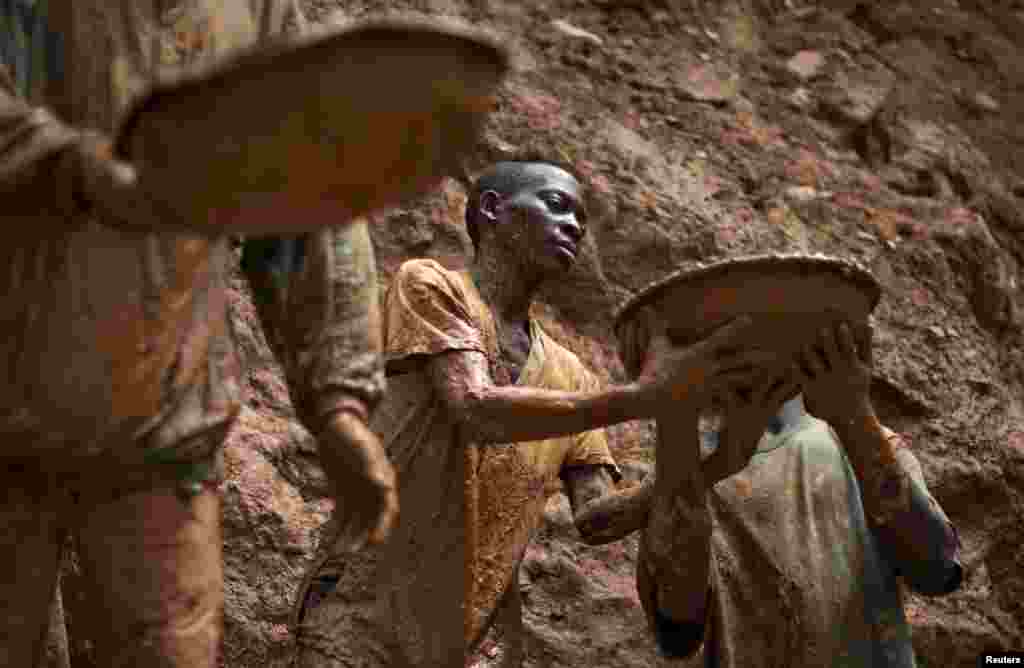 کارگران معدن طلا در کنکو - این کشور آفریقایی سرشار از معادن کبالت، طلا، نقره، الماس، مس و تنگستن است.