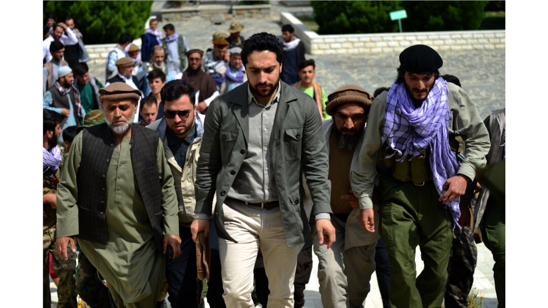 Ahmad Ma'sud (markazda) Panjsherdagi kuchlarni boshqarmoqda. Bu surat o'sha hududda 2021-yilning iyul oyida olingan.