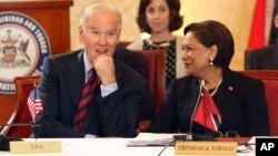 El vicepresidente Joe Biden escucha a la primera ministra de Trinidad y Tobago, Kamla Perad/Bissessar durante su encuentro en ese país. Biden inicia su visita a Brasil este miércoles.