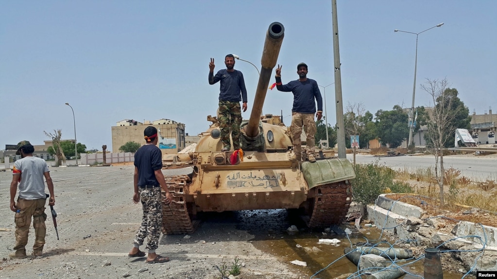 Des membres des forces pro-gouvernementales libyennes sur un char à Benghazi, en Libye, le 21 mai 2015.