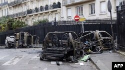 Autos incendiados en una calle de París, el 2 de diciembre de 2018, un día después de violentas protestas contra el alza de combustibles y el costo de vida.