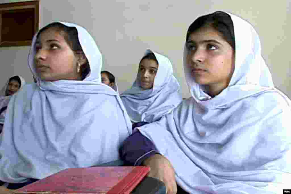 ملالہ یوسف زئی کلاس میں بیٹھی ہیں
