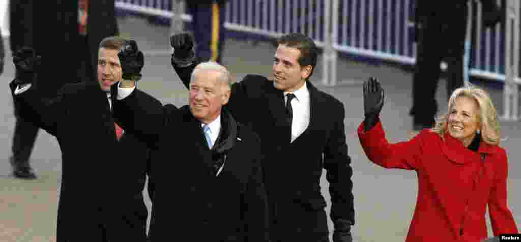 Wakil Presiden AS Joe Biden berjalan dengan anaknya Beau (kiri) dan Hunter (kedua kanan) dan istrinya Jill di Pennsylvania Avenue dalam parade pelantikan di Washington, 20 Januari 2009.&nbsp;