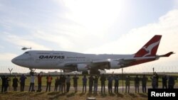 Pesawat jet milik Qantas bersiap lepas landas dari Bandara Sydney, Australia, 22 Juli 2020. 