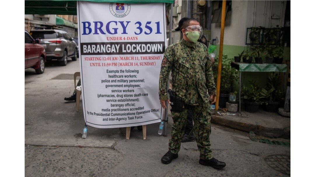 Penghalang darurat dipasang di ujung sebuah jalan di Manila, Filipina, di tengah meningkatnya kasus COVID-19, 12 Maret 2021. (REUTERS / Eloisa Lopez)