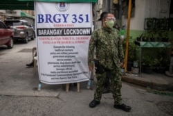 Penghalang darurat dipasang di ujung sebuah jalan di Manila, Filipina, di tengah meningkatnya kasus COVID-19, 12 Maret 2021. (REUTERS / Eloisa Lopez)