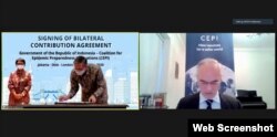 Sekjen Kementerian Luar Negeri Cecep Herawan dan CEO CEPI Richard Hatchett menandatangani perjanjian kontribusi bilateral mengenai kerjasama pengembangan vaksin. (Foto: VOA)