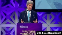 Menlu AS John Kerry memberikan pidato pada KTT Energi di New York, Selasa (5/4).