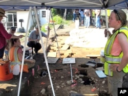 Archaeologists work at the site of a 1600's Native American fort in Norwalk, Conn., Aug. 28, 2018.