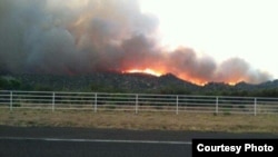 亞利桑那州亞內爾山一個鎮附近的火源。 （亞利桑那州立林業部門）