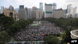 星期天，數以萬計的人穿著黑衣服走上香港街頭要求特首林鄭月娥下台。