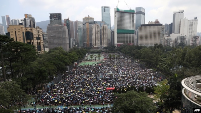 2019年6月16日香港数以万计的示威者聚集在维多利亚公园，准备游行。