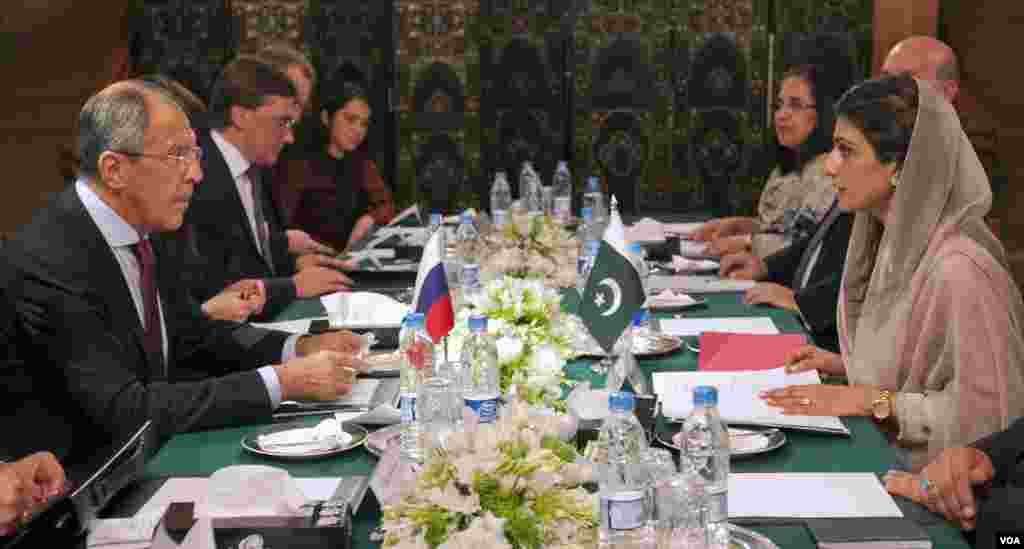 پاکستان کے دورے پر آئے ہوئے روسی وزیر خارجہ سر گئے لاروف نے اپنی ہم منصب حنا ربانی کھر سے جمعرات اسلام آباد میں تفصیلی مذاکرات کر رہے ہیں