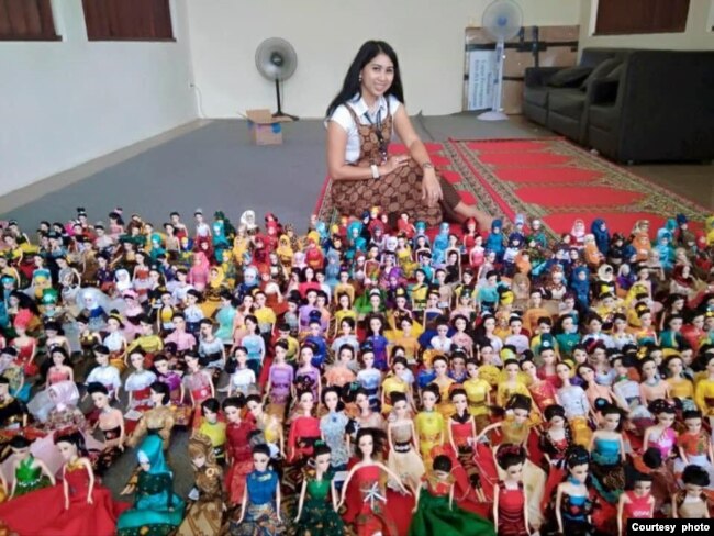 Lusia Kiroyan dan boneka-boneka yang pakaiannya dihasilkan oleh 150 perempuan narapidana.(dok. pribadi)