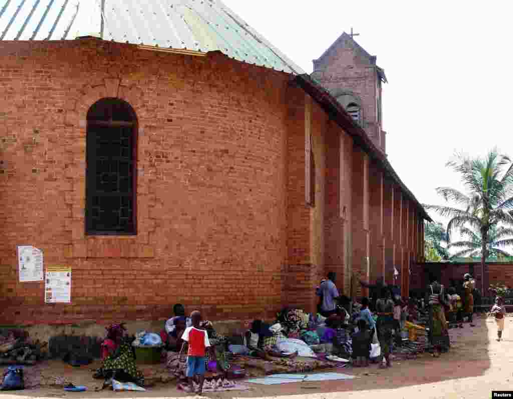 Internally displaced people escaping violence take shelter at Saint Paul&#39;s Church, Bangui, Central African Republic,&nbsp;Dec. 17, 2013.