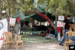 Para aktivis Palestina duduk di depan tenda untuk para pendukung masyarakat Bedouin Khan al-Ahmar di Tepi Barat, 21 Oktober 2018.